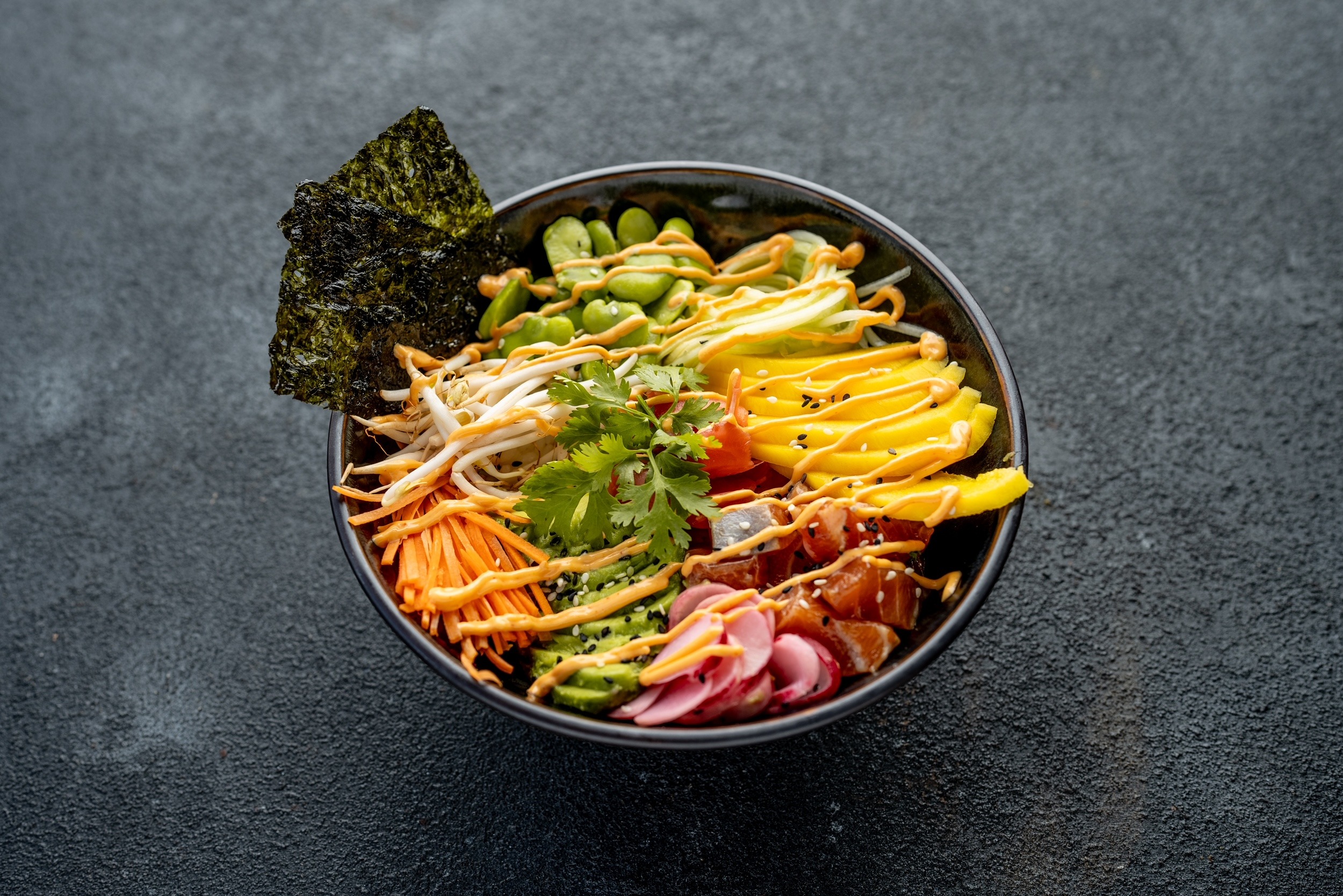 Poke bowl. Asijská kuchyně v novém speciálním menu v restauraci Na Krétě v Hořovicích. Fine dining v okolí Prahy. Přijďte ochutnat!