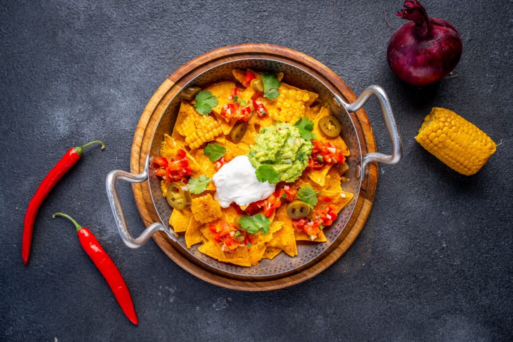 Mexická kuchyně na talíři – křupavé nachos s čedarem, grilovanou kukuřicí a domácími salsami v restauraci Na Krétě. Fine dining v okolí Prahy.